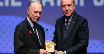Legendary Turkish poet commemorated at awards