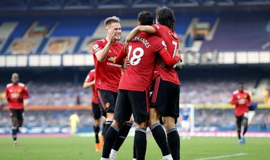 Fernandes at the double as Man Utd beat Everton