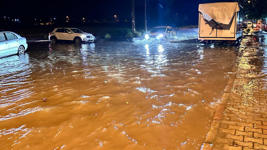 HATAY’I SAĞANAK VE DOLU VURDU