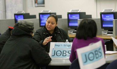 U.S. weekly jobless claims unexpectedly rise