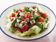 Baharat Soslu Peynirli Salata