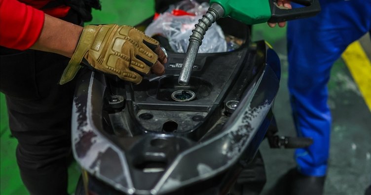 Avustralya tüketiciler için yakıt vergisini yarıya düşürecek