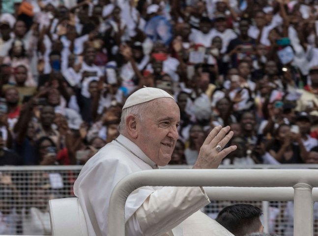 Pope Francis urges African youngsters to shun corruption, ethnic rivalry