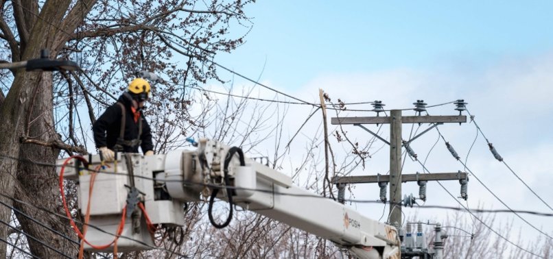 HUNDREDS OF THOUSANDS WITHOUT POWER IN CANADA AFTER ICE STORM