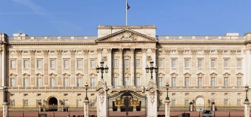 MAN HANDCUFFS HIMSELF TO GATES OF BUCKINGHAM PALACE IN LONDON