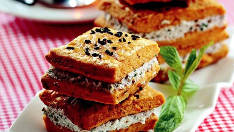 Kremalı ve Zeytin Ezmeli Tuzlu Bisküvi