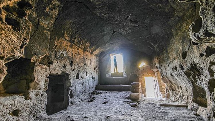 Ahlat’ta 883 yıllık kitabe bulundu