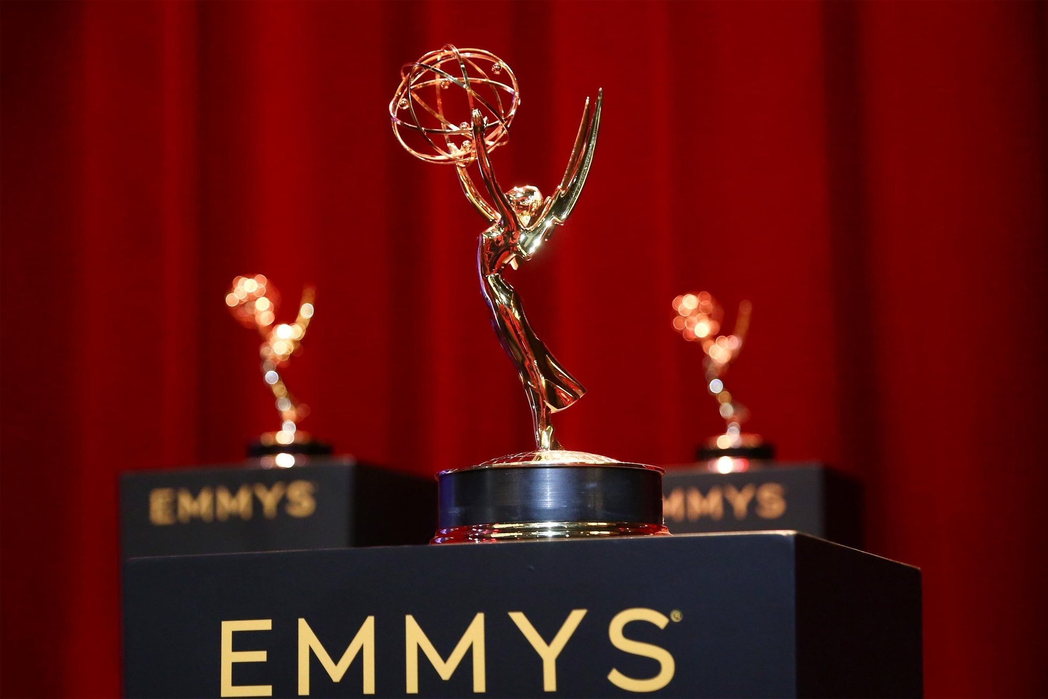 2021 EMMY ÖDÜLLERİ’NDE KISITLI KIRMIZI HALI