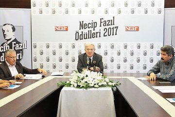 Necip Fazıl Saygı Ödülü Teoman Duralı’ya