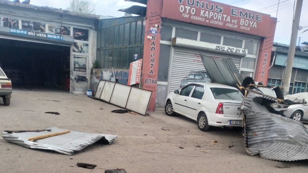 FIRTINA ÇATILARI UÇURDU