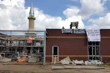 Hollanda’da İslami eğitim veren okula saldırı