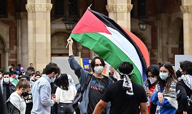 Israel supporter tries to provoke pro-Palestinian students at University of California