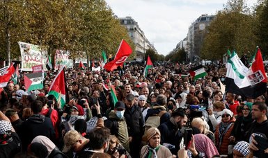 Paris crowd calls for end of Israeli massacres in Gaza