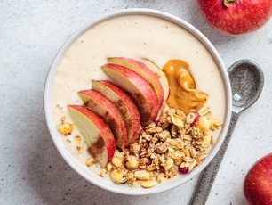 Elmalı Fıstık Ezmeli Smoothie Bowl