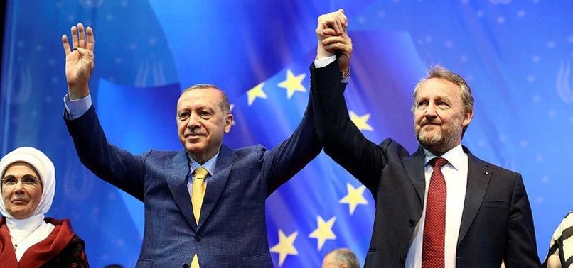 BOSNIAN LEADER ASKS TURKS TO HELP ERDOĞAN
