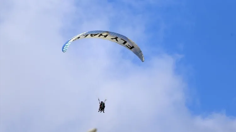 Chinese tourists flock to Fethiye for Babadağ paragliding during golden week