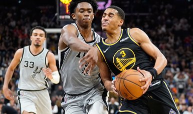 Jordan Poole's late free throws help Warriors defeat Spurs