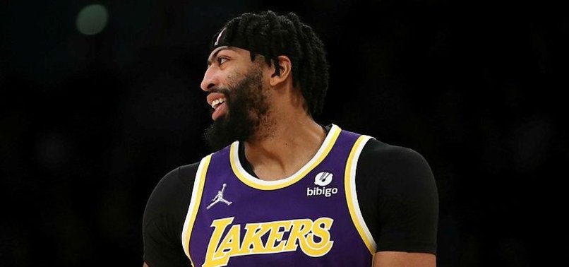 ANTHONY DAVIS EXITS LAKERS GAME WITH ANKLE INJURY