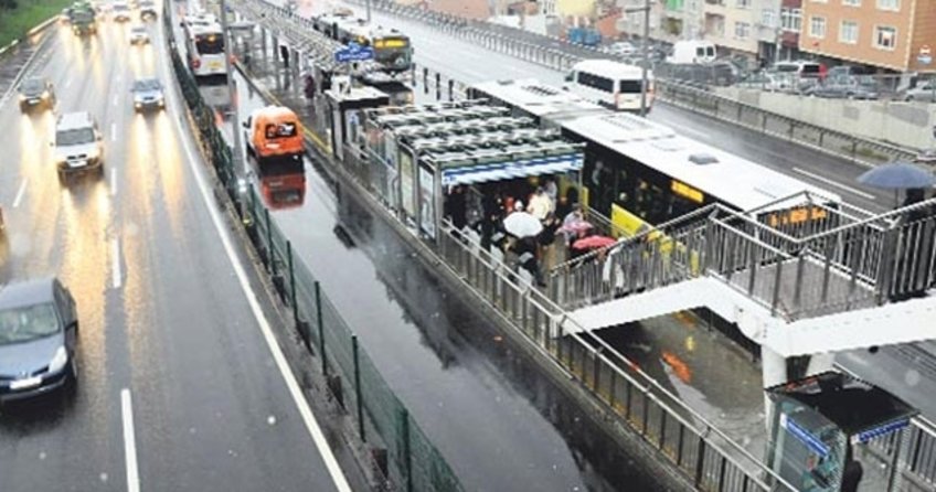İstanbul’da metrobüs durağında korkunç saldırı