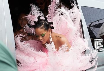 Rihanna Crop Over festivalinin ilgi odağı oldu