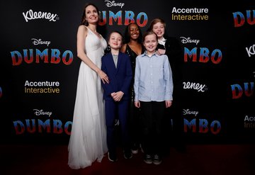 Angelina Jolienin Versace şıklığı