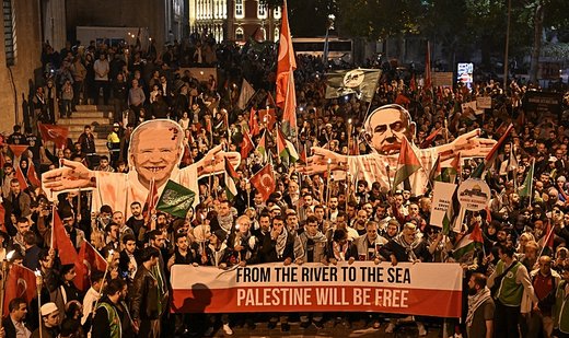 Istanbulites march with torches to protest Gaza massacres