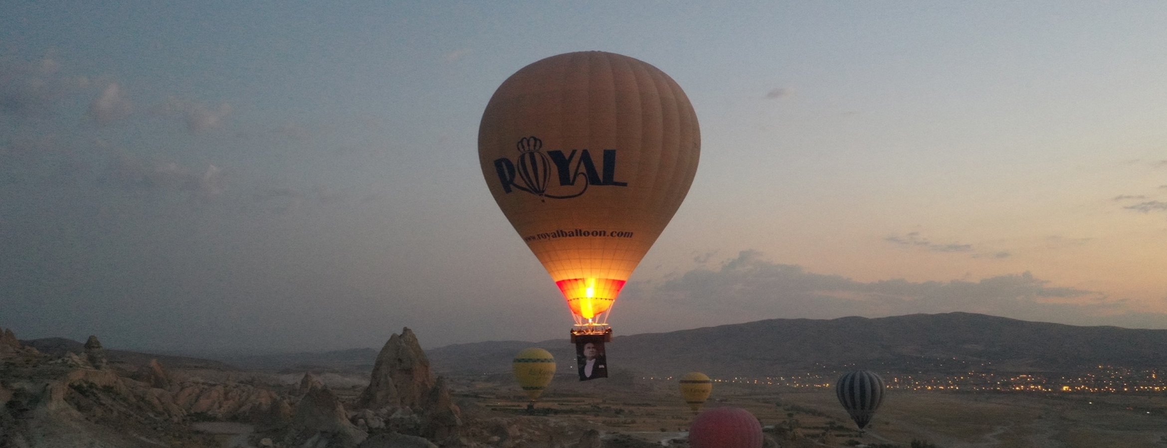 Kapadokya’da balonlar Türk bayraklarıyla uçtu