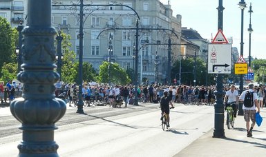 Hungary: Anti-government protest blocks bridge over tax law
