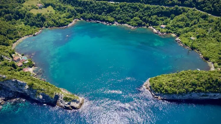 Gideros Bay draws visitors with nature and history
