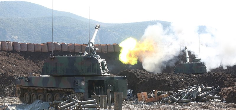 Turkey sends howitzers to Syria border