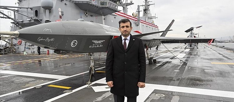 Selçuk Bayraktar, dünyanın ilk SİHA gemisi TCG Anadolu’yu ziyaret etti