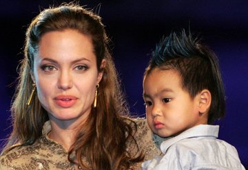 Angelina Jolienin oğlu Maddox Güney Koreye gitti