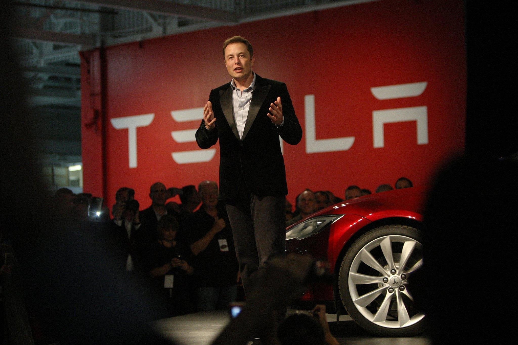 ELON MUSK’IN TESLA’SI UÇAN OTOMOBİL ÜRETEBİLİR