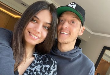 Mesut Özil ile Amine Gülşe çifti mutlu etmeye devam ediyor