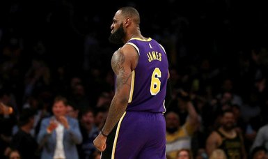 Los Angeles Lakers overcome Anthony Davis' injury with 106-101 victory over Utah Jazz