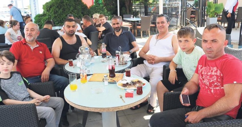 Yolda neşeleri hiç eskilmedi