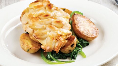 Bademli Tavuk, Taze Patates ve Bebek Ispanak Sotesi ile