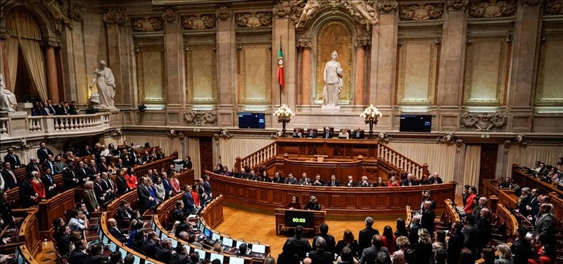 Portuguese government collapses after no-trust vote