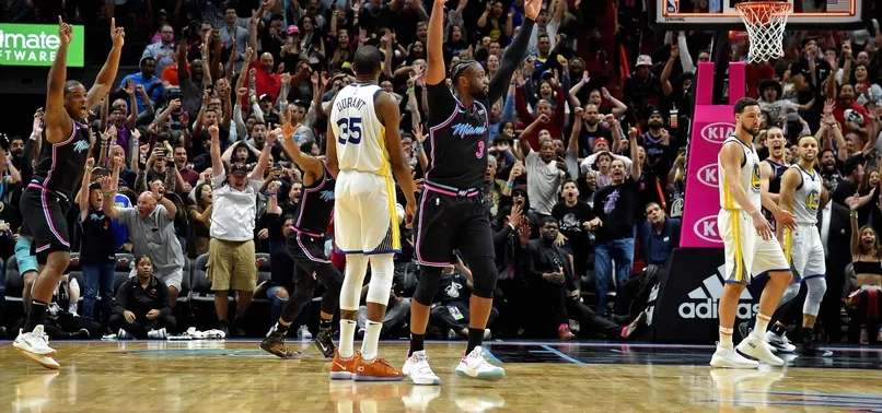 DURANT, CURRY LEAD WARRIORS PAST 76ERS