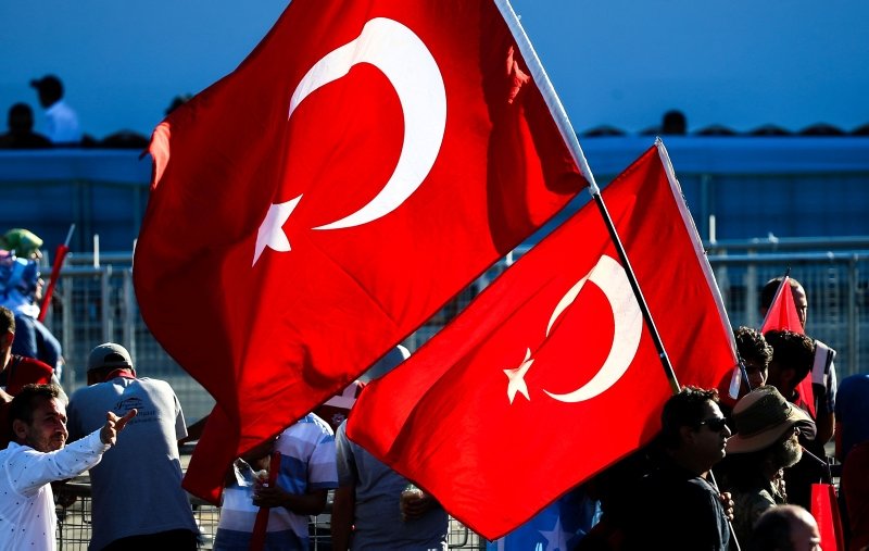 Türkiye demokrasi nöbetinde!