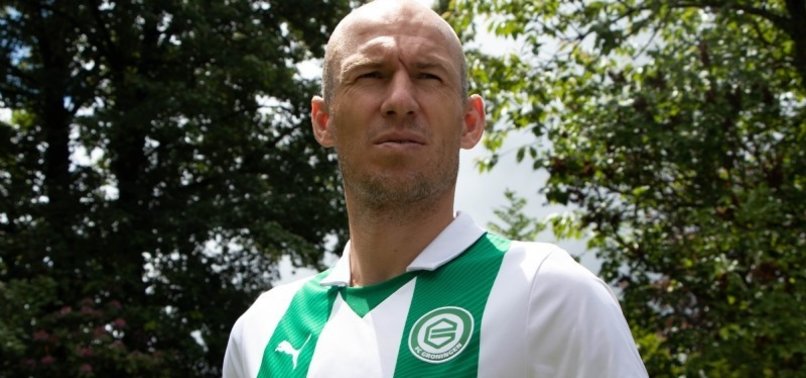 RETIRED DUTCH FOOTBALL STAR ROBBEN RETURNS TO PLAY GAME