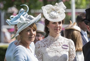 Kate Middletonın annesi Carole Middletondan koronavirüs müdacelesine destek