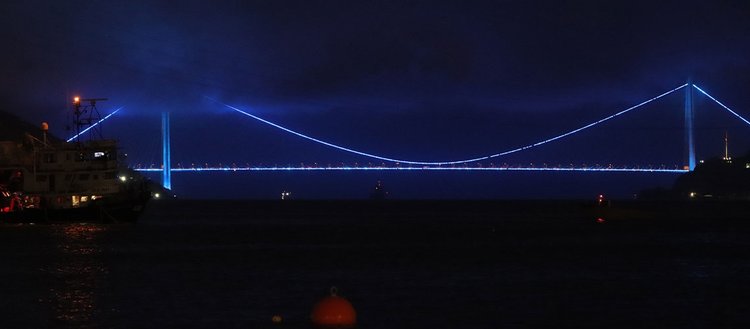 İstanbul’un iki köprüsü Dünya Denizcilik Günü için ışıklandırıldı