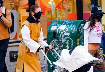 Gigi Hadid, Bebek Khaiyi Şık Bir Gezintiye Çıkardı