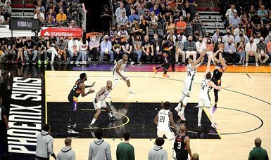 Suns overcome Giannis Antetokounmpo's 42, grab 2-0 Finals lead