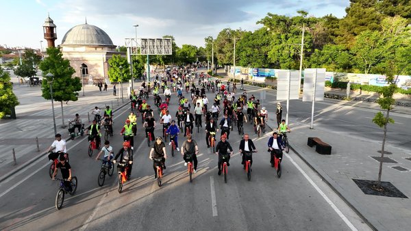 avrupa-bisiklet-baskenti-konyada-ayni-anda-binlerce-bisikletsever-pedal-cevirdi-1780646064570.jpg