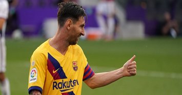Barcelona beat Valladolid to cling title race