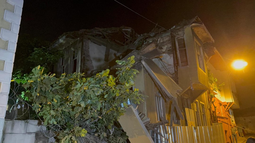 İSTANBUL’DA BİNA ÇÖKTÜ