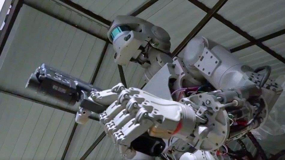 RUSYA’NIN TERMİNATÖR ROBOTU GÖRÜCÜYE ÇIKTI