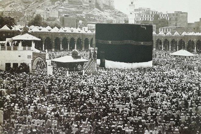 KABE’DE İLK TOPLU NAMAZ
